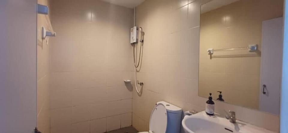 Free toiletries, slippers, towels, toilet paper