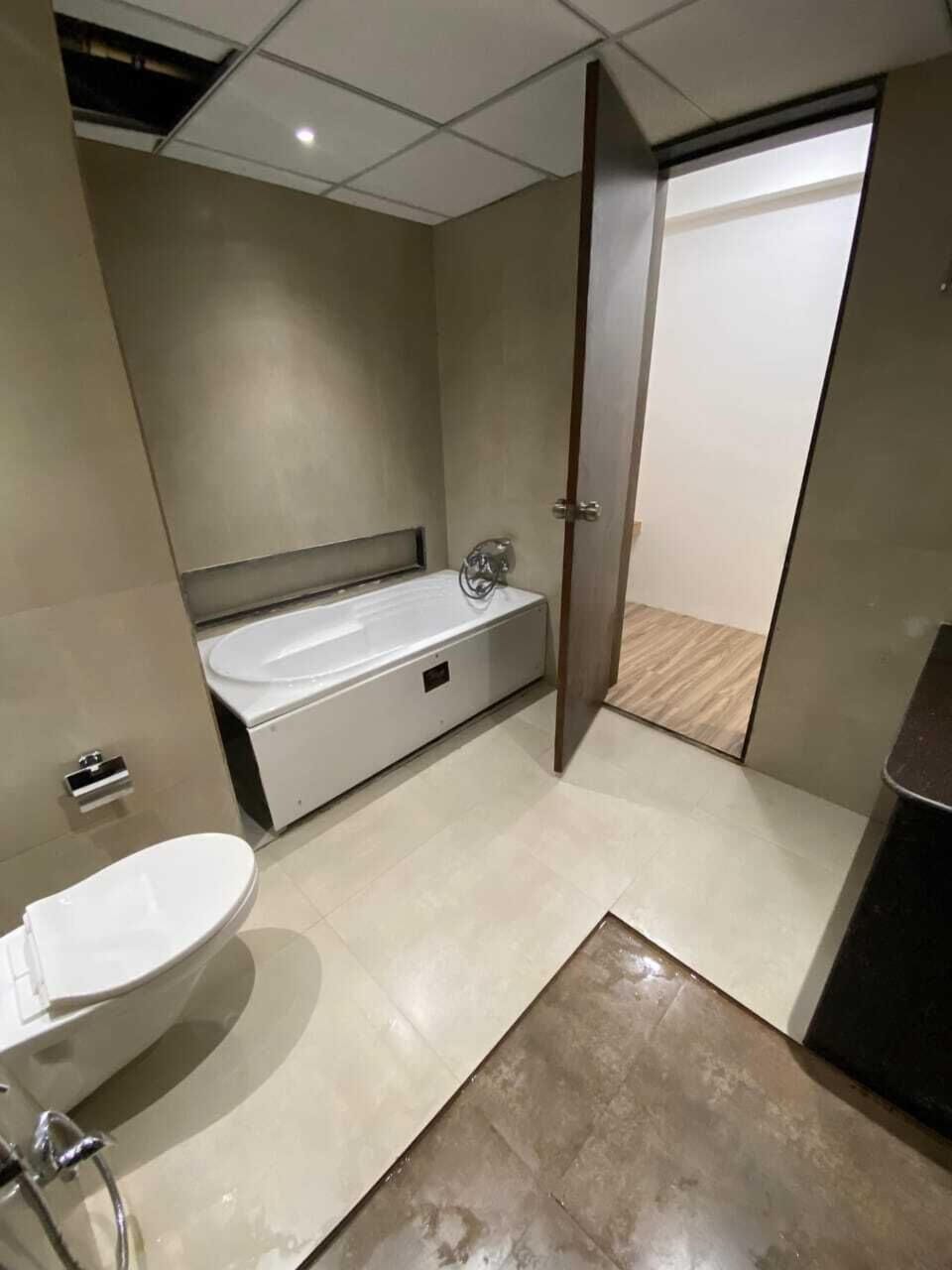 Suite | Bathroom | Bathtub, towels, soap, shampoo