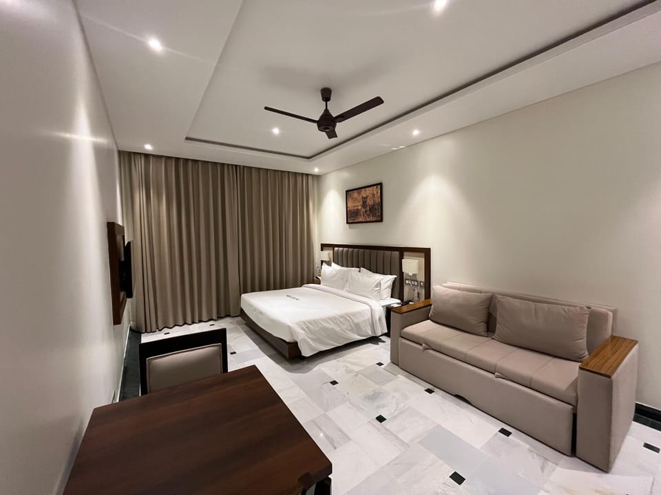 Family Room | Soundproofing, iron/ironing board, WiFi (free)