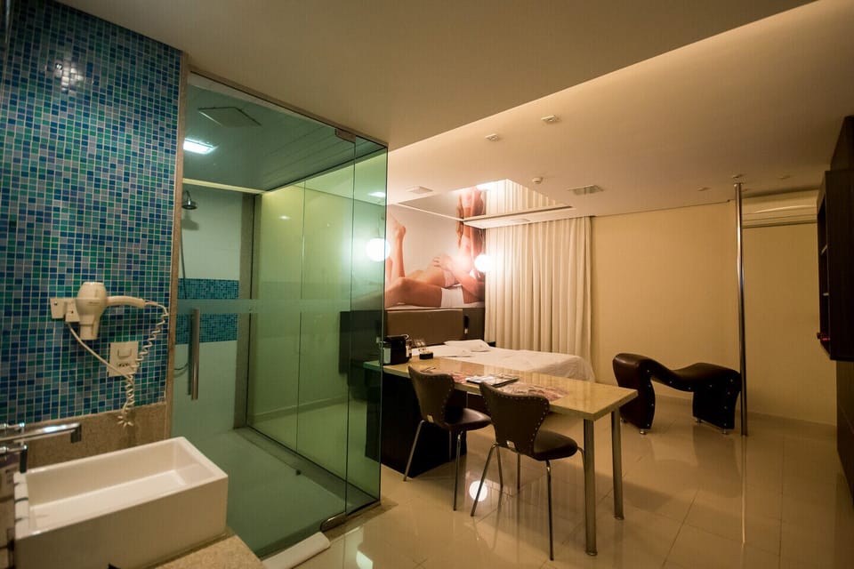 Superior Luxury Suite | Bathroom | Free toiletries, hair dryer, bathrobes, towels
