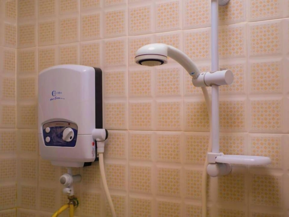 Deluxe Double Room | Bathroom | Shower, slippers, towels, soap