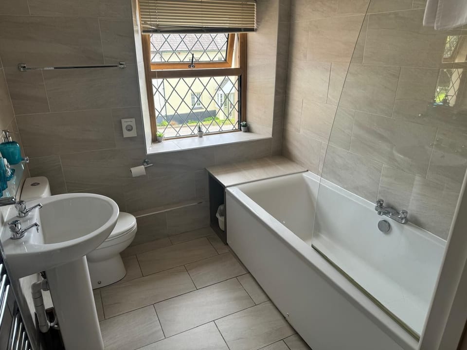Deluxe Suite, Courtyard View | Iron/ironing board, free WiFi