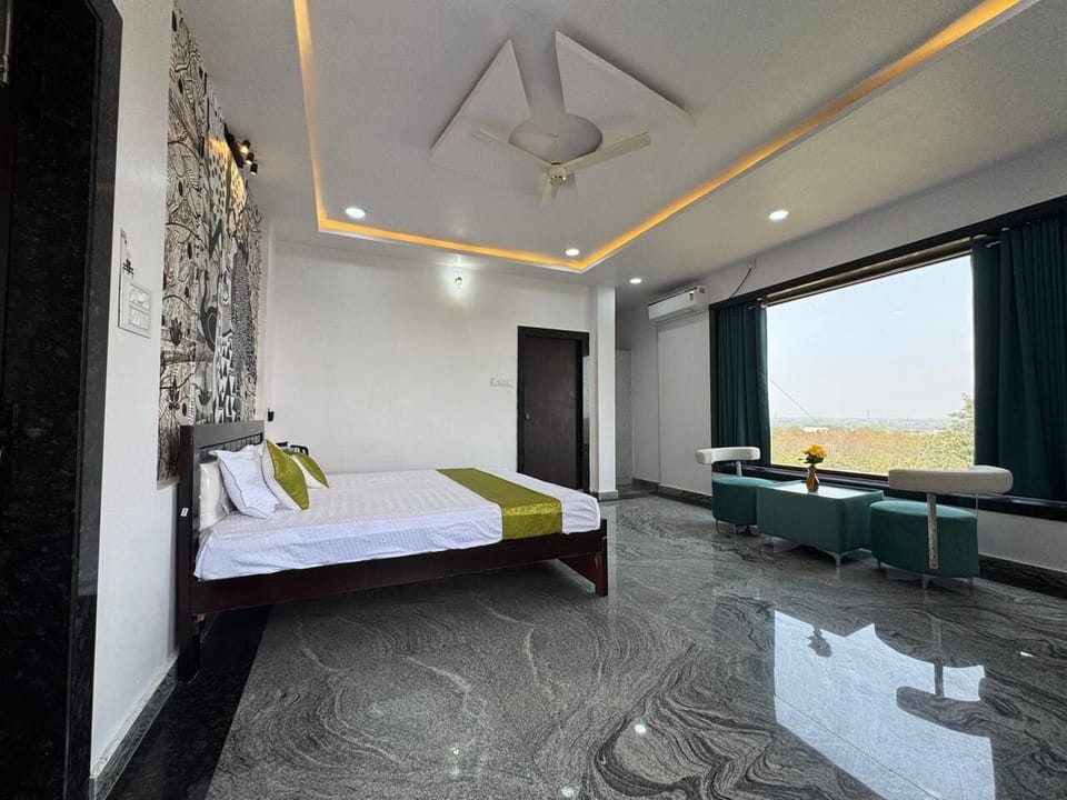 Suite | Iron/ironing board, free WiFi, bed sheets