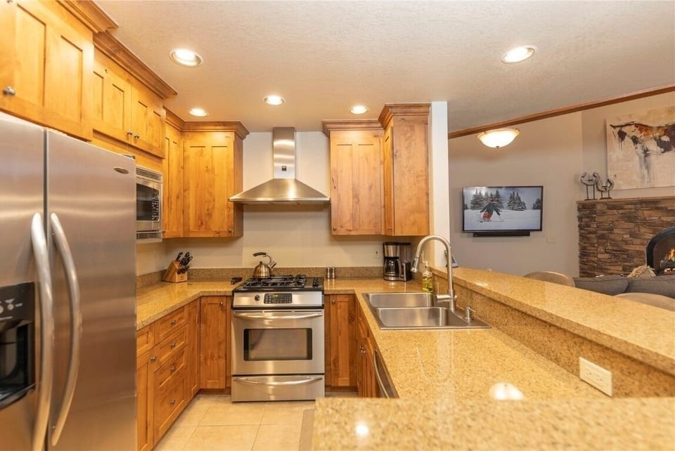 Townhome, 4 Bedrooms | Private kitchen | Fridge, oven, coffee/tea maker, toaster