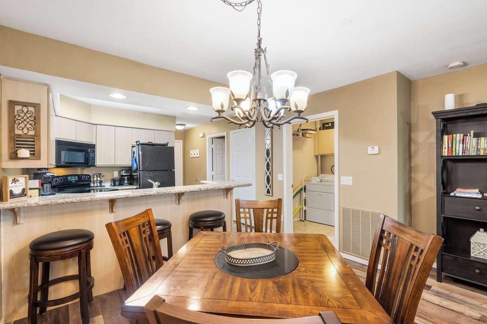 Condo, Multiple Beds, Balcony (Lake Harbour~on TRL) | Dining