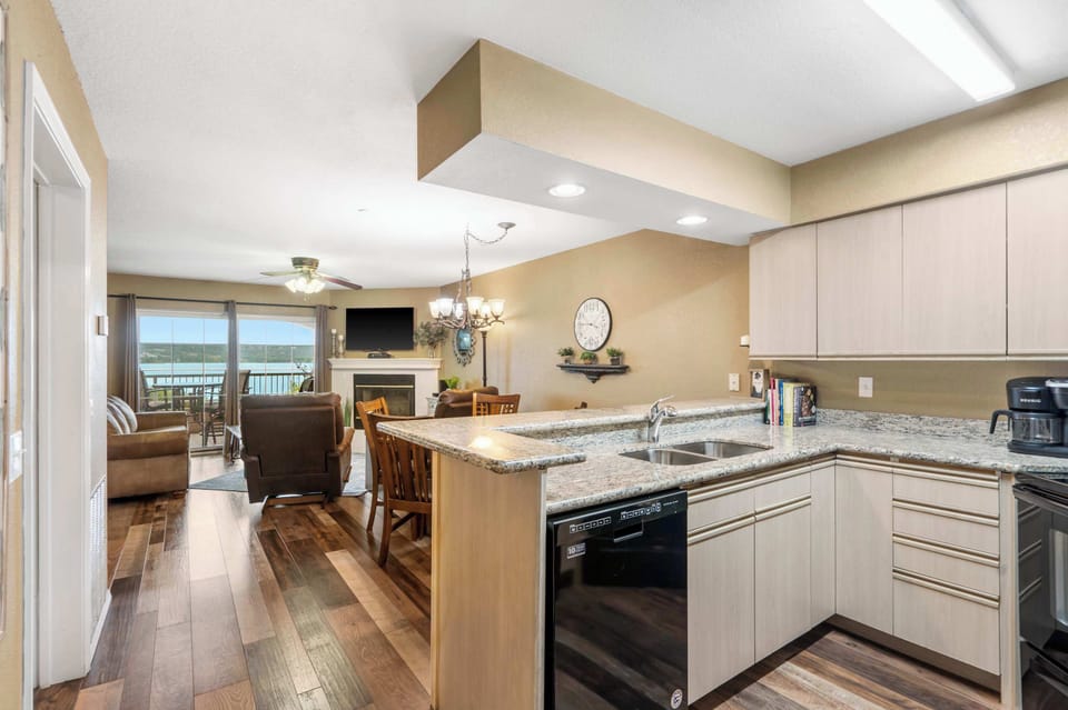 Condo, Multiple Beds, Balcony (Lake Harbour~on TRL) | Private kitchen