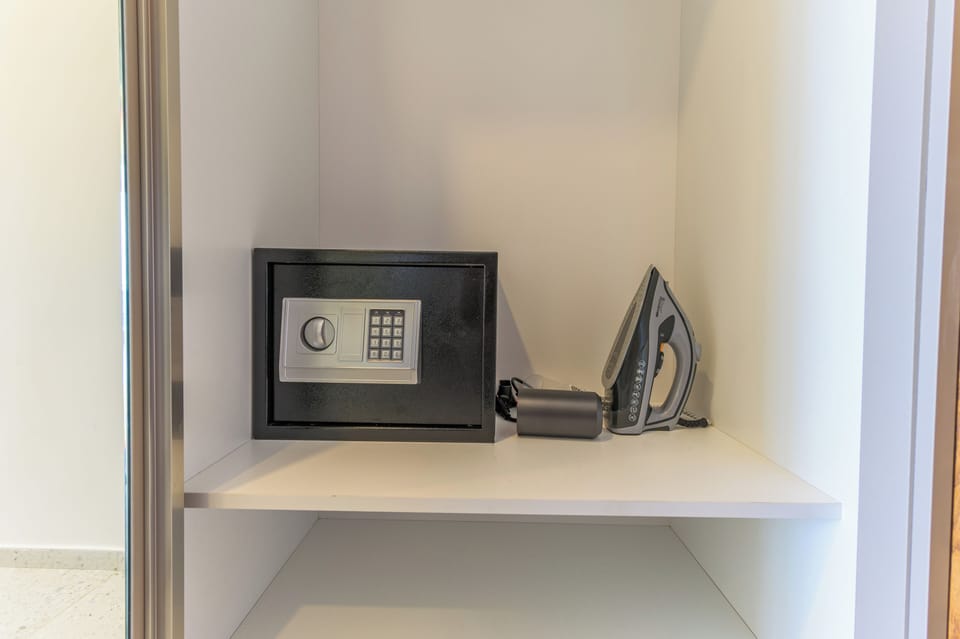 Studio, 1 Double Bed, Balcony, Sea View | Wardrobe