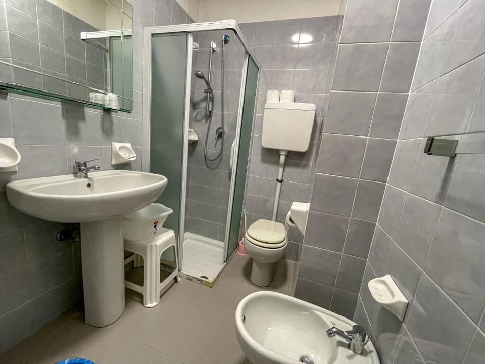 Classic Quadruple Room, Balcony, Sea View | Bathroom | Shower, hair dryer, bidet, towels