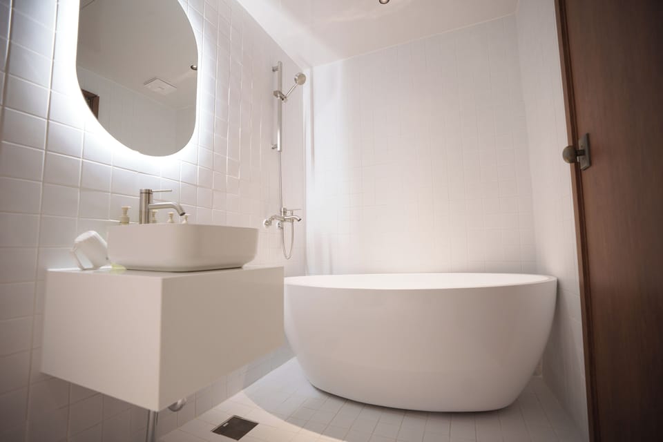 Deluxe Double Room, 1 Queen Bed, Non Smoking, Private Bathroom | Bathroom | Separate tub and shower, free toiletries, hair dryer, slippers