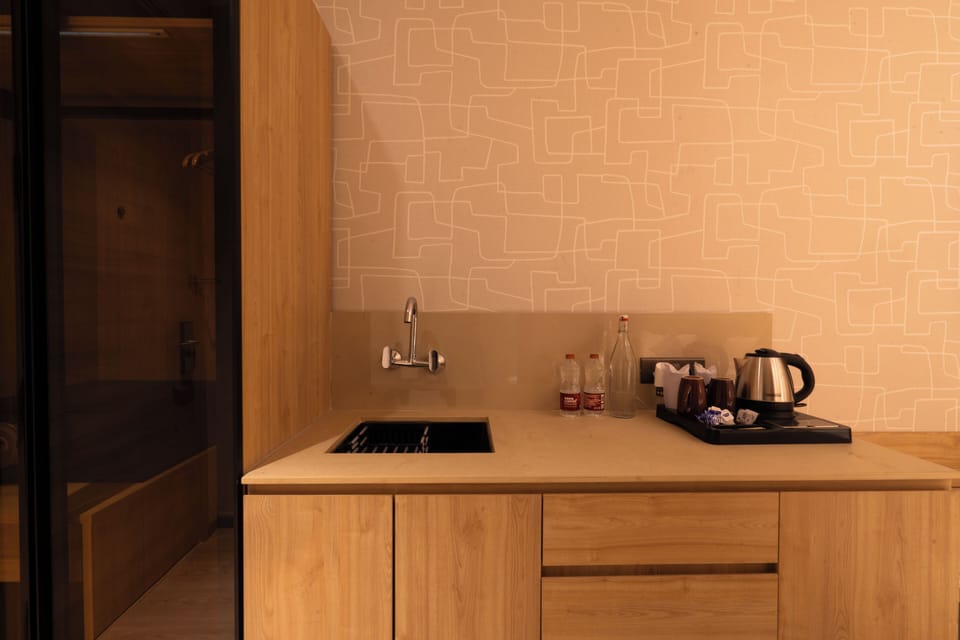 Club Double Room | Desk, iron/ironing board, WiFi (free)