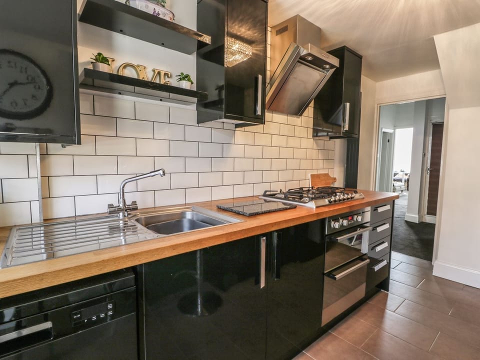 Fridge, microwave, dishwasher, cookware/dishes/utensils