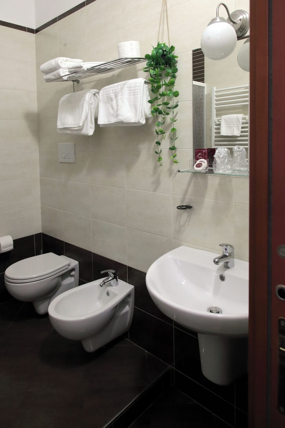 Double Room, Balcony | Bathroom | Shower, free toiletries, hair dryer, bidet