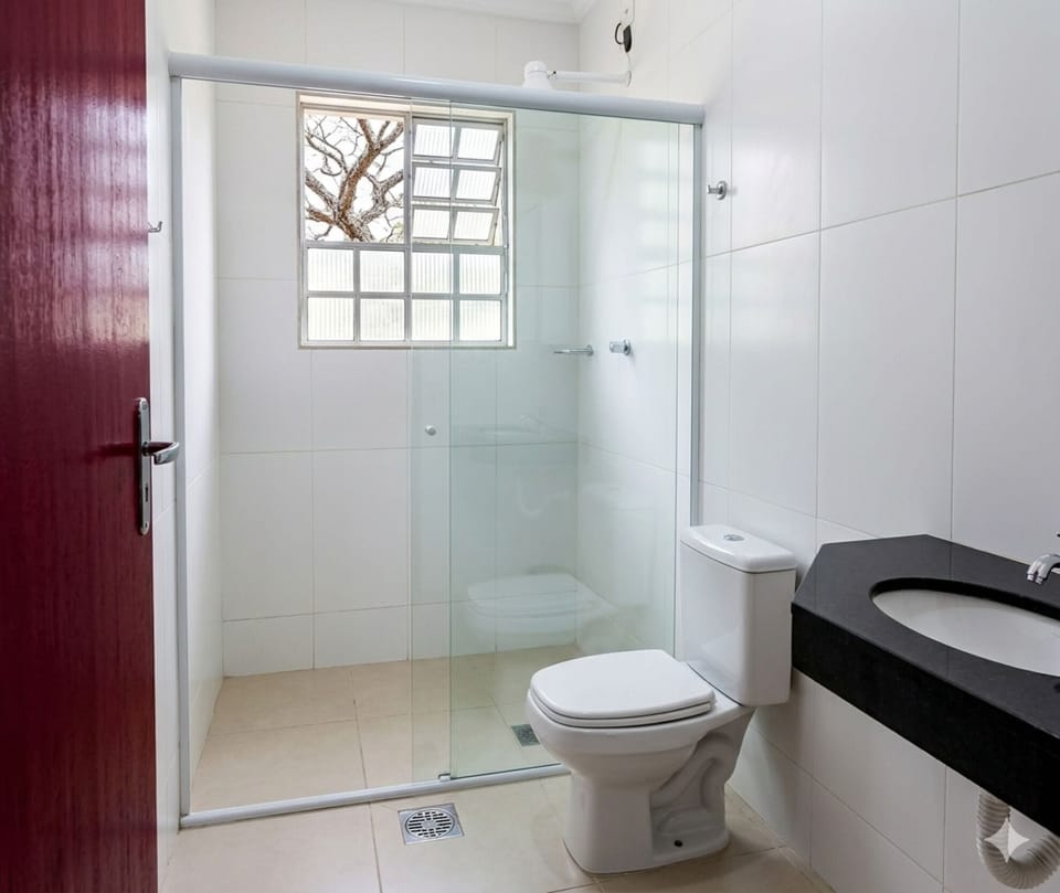 Deluxe Twin Room | Bathroom | Shower, free toiletries, towels, soap