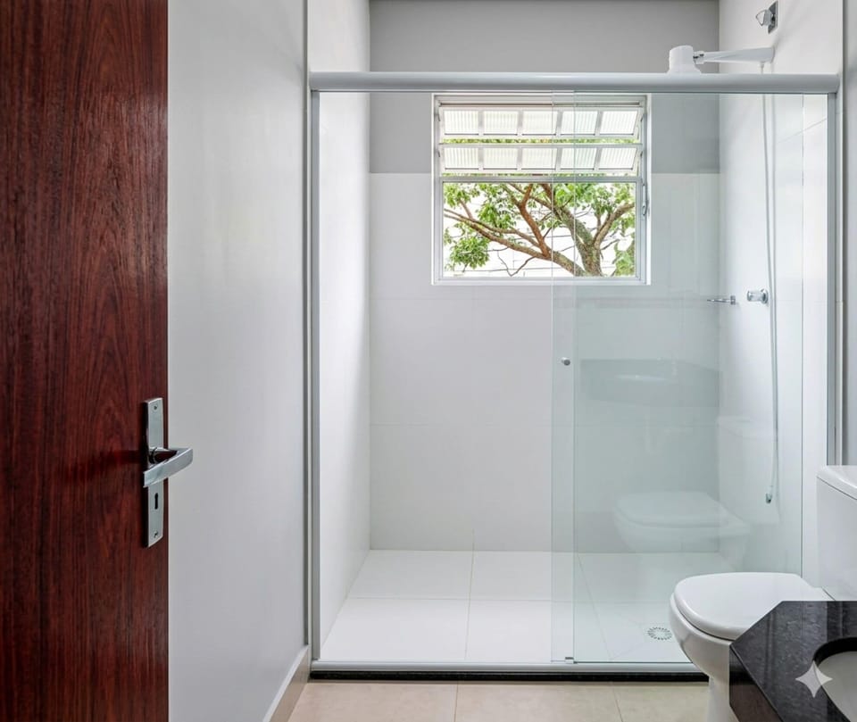 Deluxe Twin Room | Bathroom | Shower, free toiletries, towels, soap