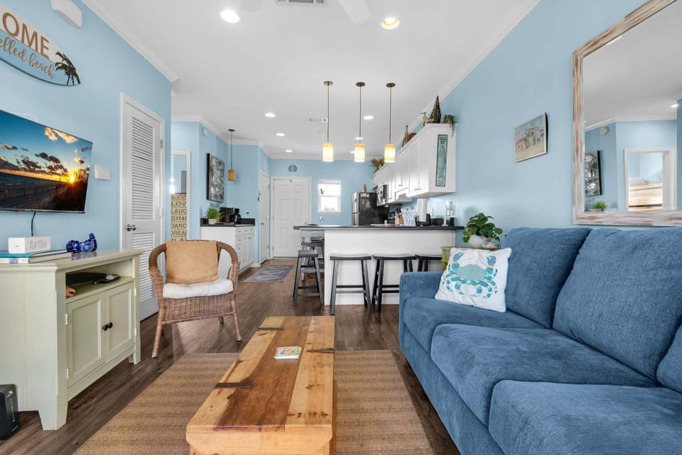 Condo, 1 Queen Bed with Sofa bed (Baywatch H3) | Living area