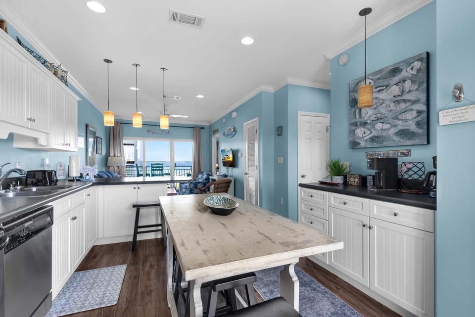 Condo, 1 Queen Bed with Sofa bed (Baywatch H3) | Private kitchen | Oven, toaster