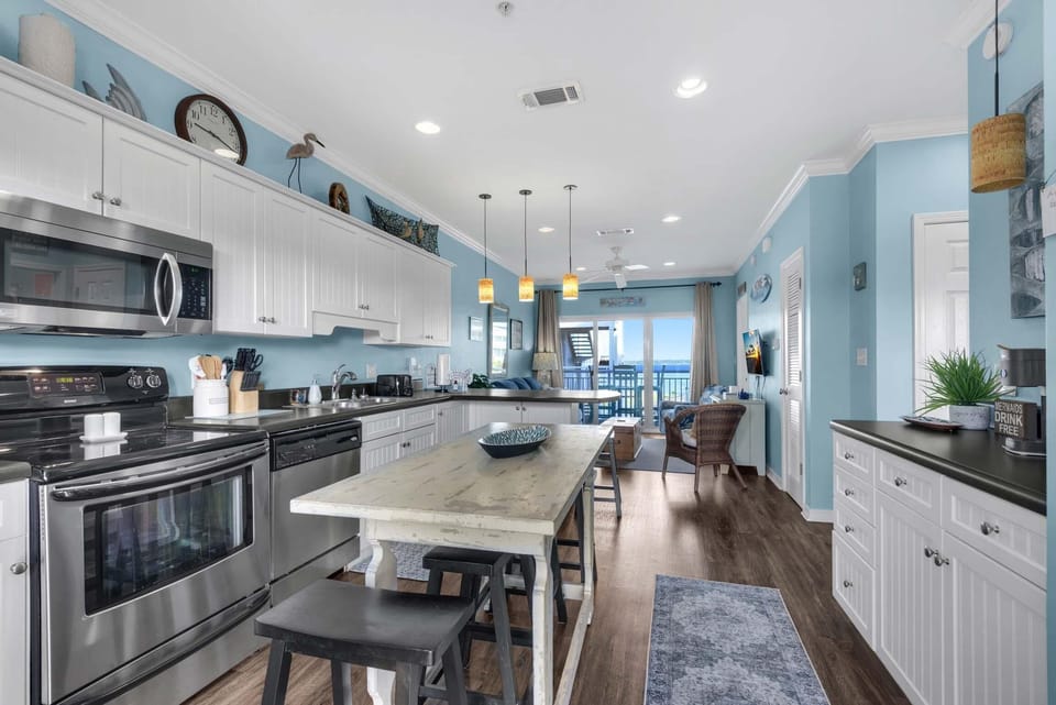 Condo, 1 Queen Bed with Sofa bed (Baywatch H3) | Private kitchen | Oven, toaster