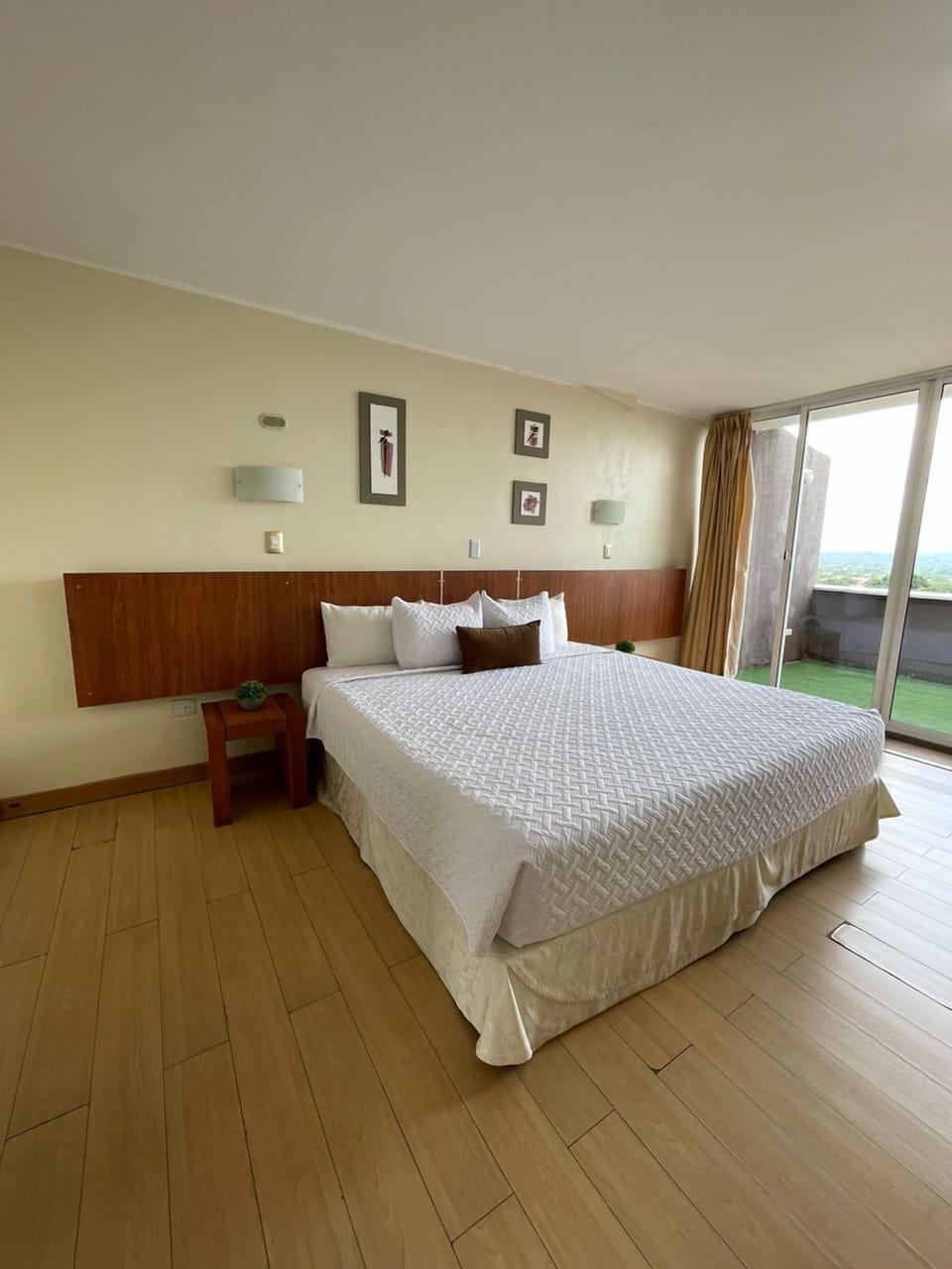 Comfort Suite, Balcony, Mountain View | Premium bedding, down comforters, pillowtop beds, in-room safe