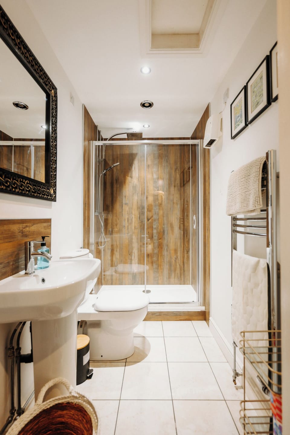 Deluxe Double Room, Non Smoking | Bathroom | Shower, hair dryer, towels, shampoo