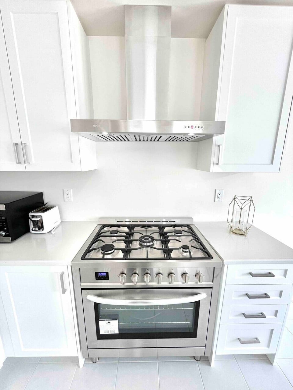 Full-size fridge, microwave, oven, dishwasher
