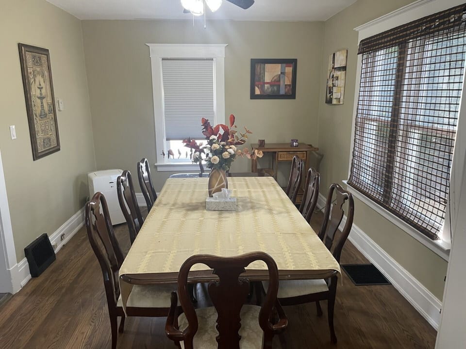 Family House, Non Smoking, City View | In-room dining