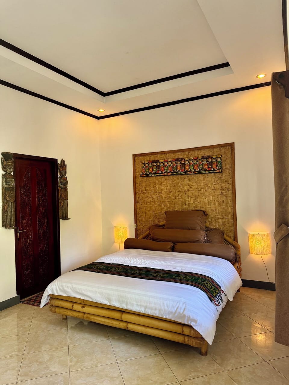Deluxe Room, Garden View | Bathroom | Shower, hair dryer, slippers, bidet