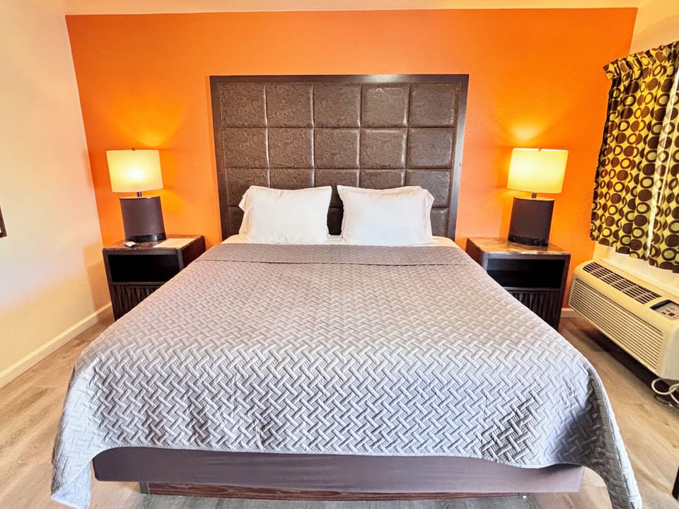 Standard Room, 1 King Bed, Non Smoking, Private Bathroom | In-room safe, desk, laptop workspace, blackout drapes