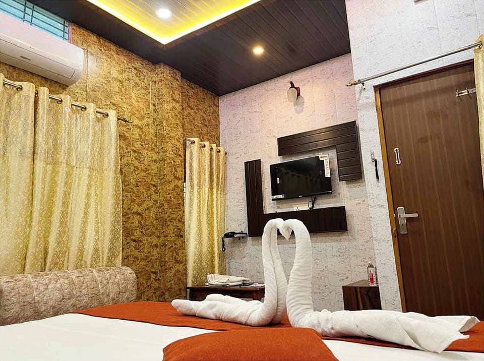 Deluxe Double Room, Air conditioning | Hypo-allergenic bedding, desk, soundproofing, free WiFi