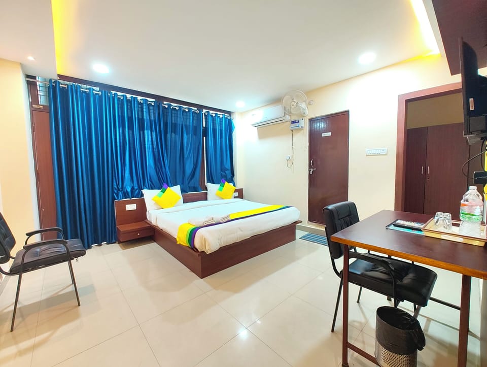 Deluxe Double Room, Multiple Beds, Air conditioning | Hypo-allergenic bedding, in-room safe, soundproofing, free WiFi