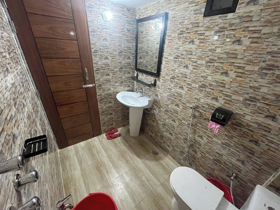 Deluxe Double Room, Balcony, Garden View | Bathroom | Free toiletries, towels, soap, shampoo