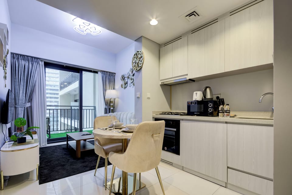 Deluxe Apartment, Balcony, City View | In-room dining