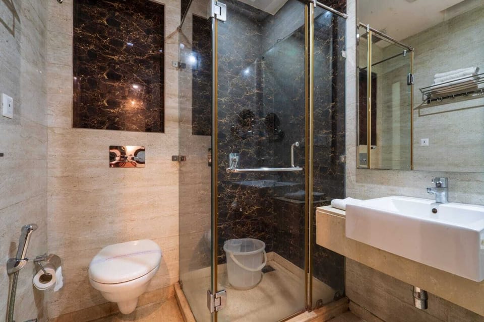 Deluxe Room, City View | Bathroom | Shower, free toiletries, hair dryer, slippers