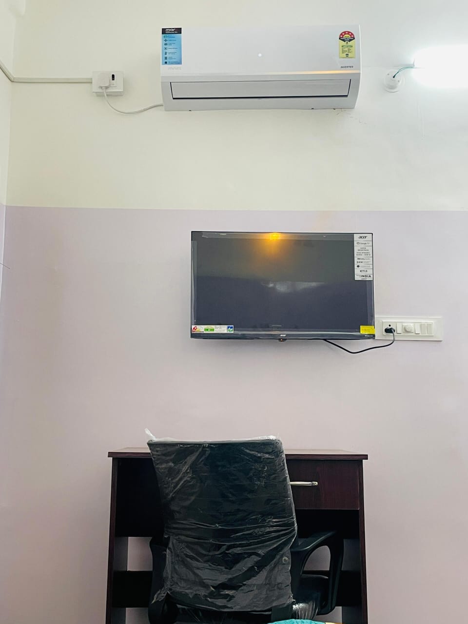Standard Double Room, City View | Living area