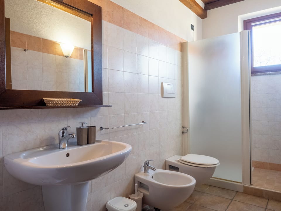 Superior Room, Garden View | Bathroom | Shower, hair dryer, bidet, towels