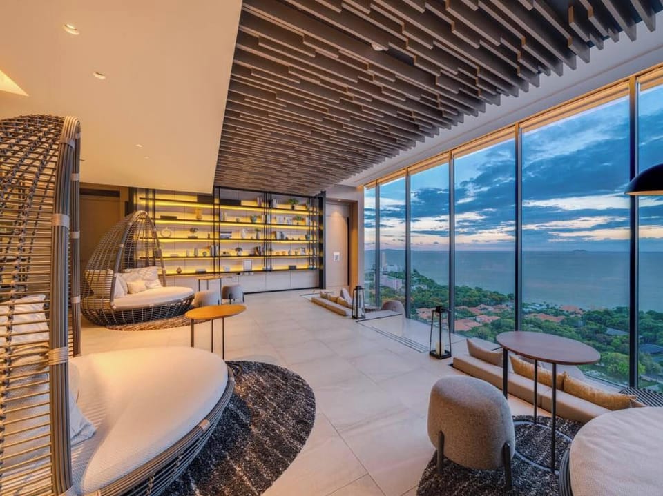 Apartment, 1 Bedroom, Accessible, Smoking | Living room