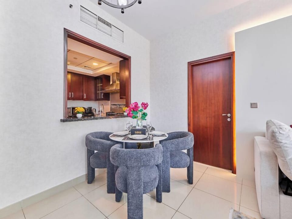 Premium Apartment, 1 Bedroom, Pool View | Dining room