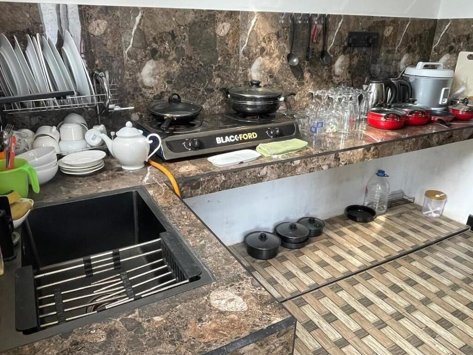Stovetop, cookware/dishes/utensils