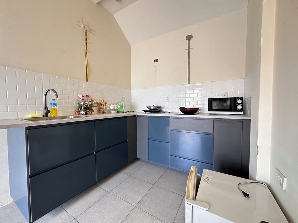Comfort Apartment, Lanai, Courtyard View | Private kitchen