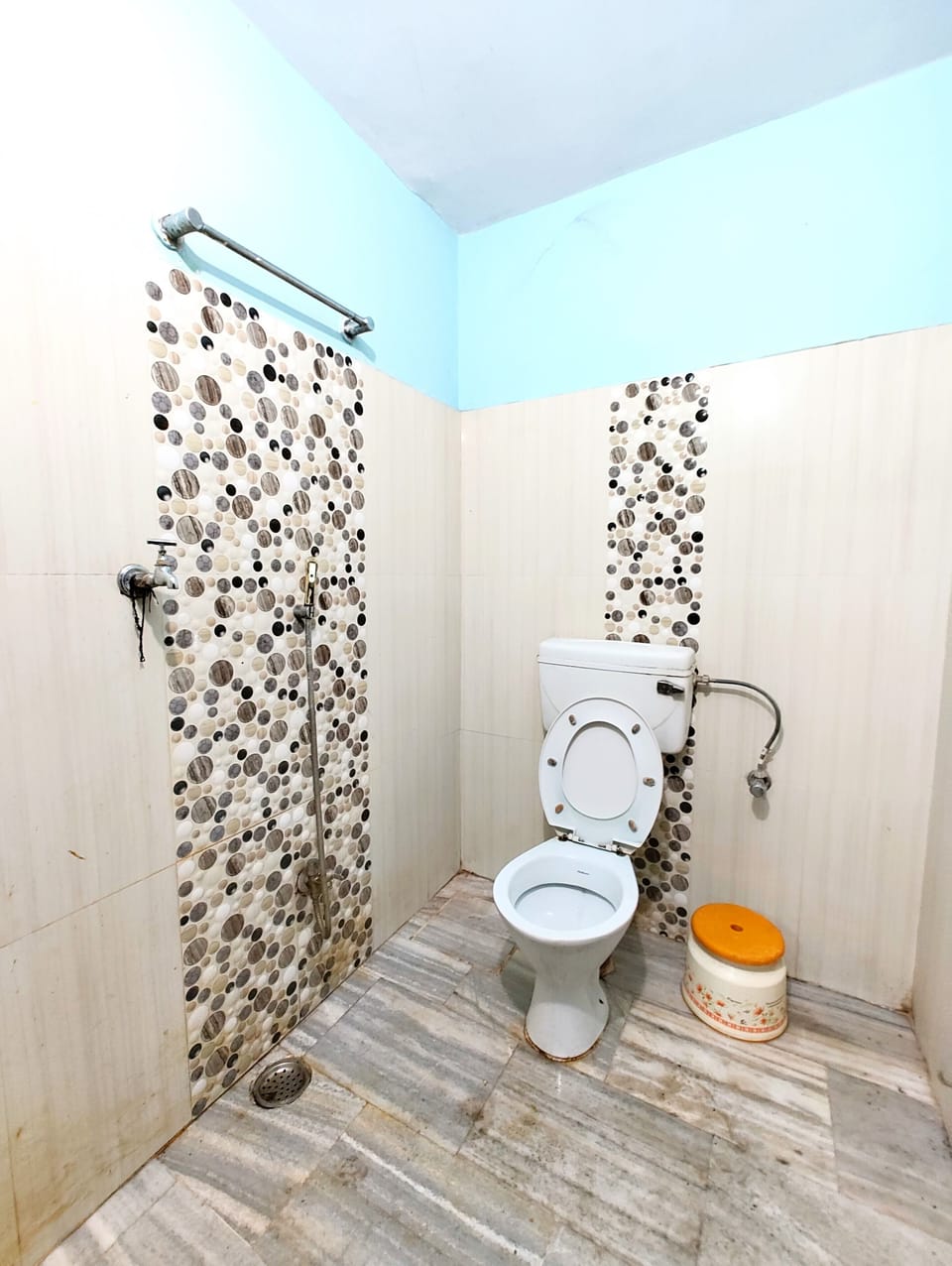 Basic Double Room | Bathroom | Shower, rainfall showerhead, slippers, towels