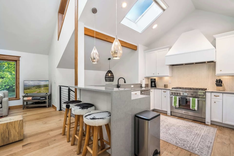 House, Multiple Beds, Hot Tub, Mountain View (Evergreen Escape) | Private kitchen