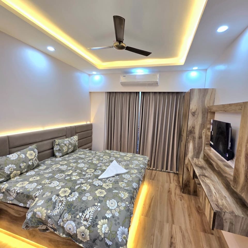 Deluxe Room, City View | Laptop workspace