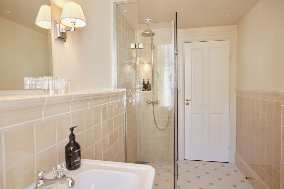 Deluxe Junior Suite | Bathroom | Shower, eco-friendly toiletries, hair dryer, bathrobes