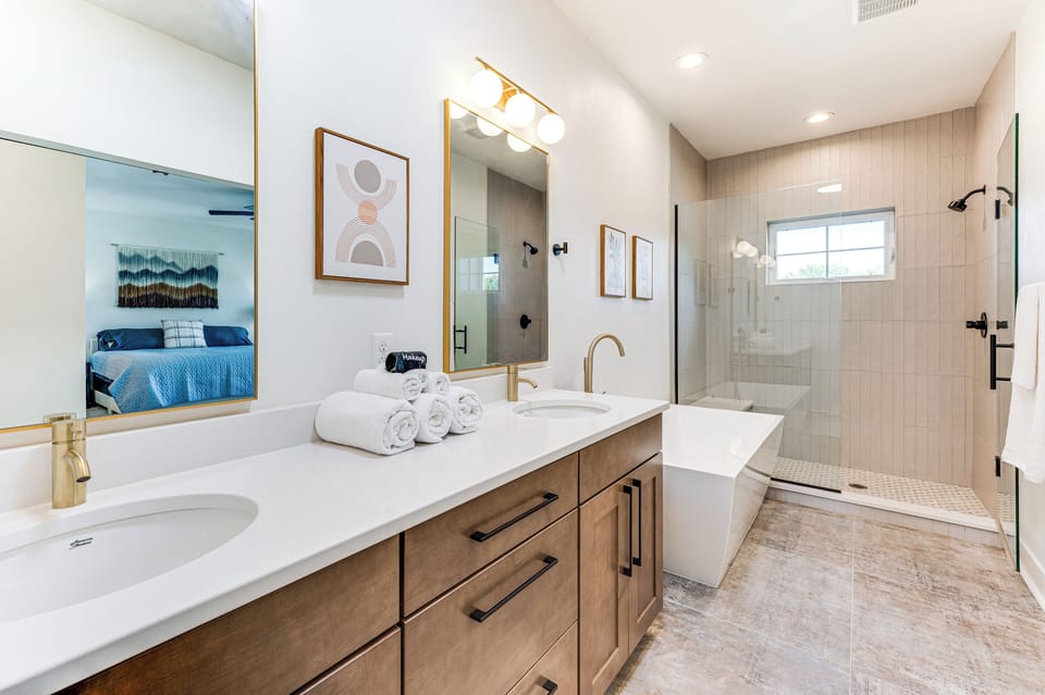 Family Haven, Walk to Dtwn Erie: Bring Your Pets! Apartment in Erie