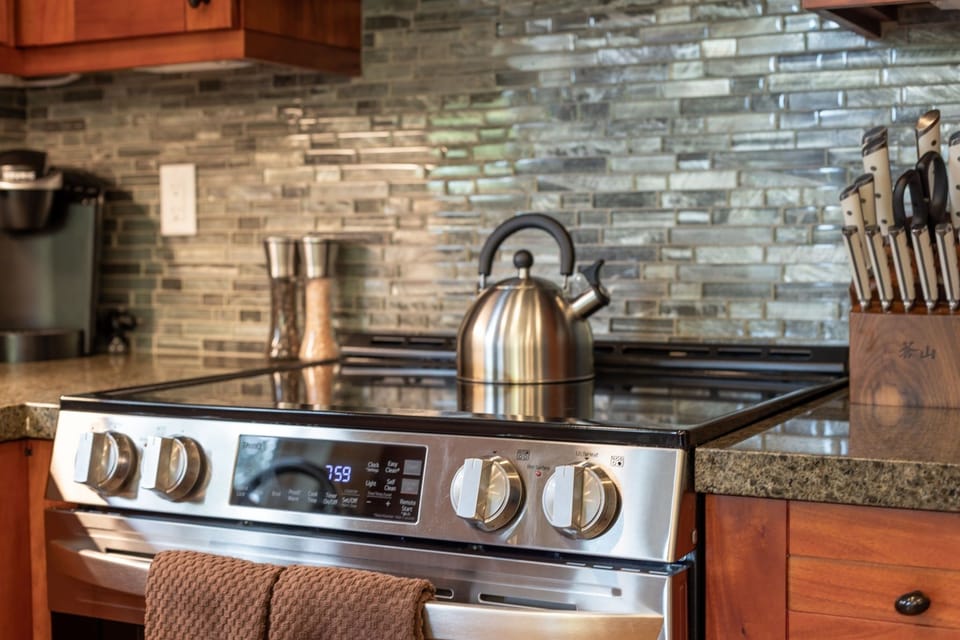 Condo, 3 Bedrooms | Private kitchen | Fridge, oven, coffee/tea maker, toaster