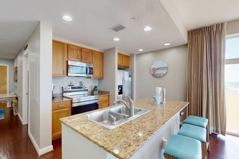 Condo, Multiple Beds (Sterling Reef 501) | Private kitchen | Oven, toaster, cookware/dishes/utensils