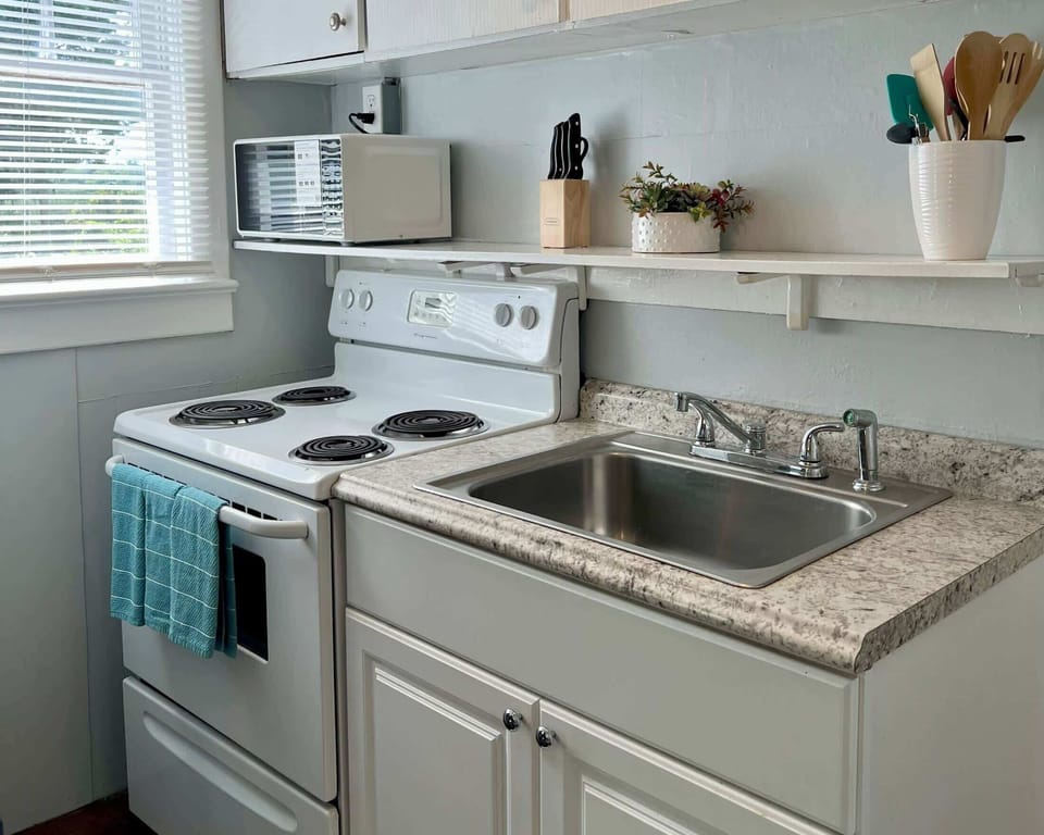 House, 1 Queen Bed, Kitchen, Garden View (Crestview Cottage 1) | Private kitchen