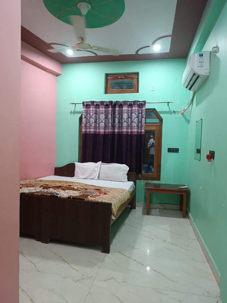 Classic Room | Desk, laptop workspace, free WiFi