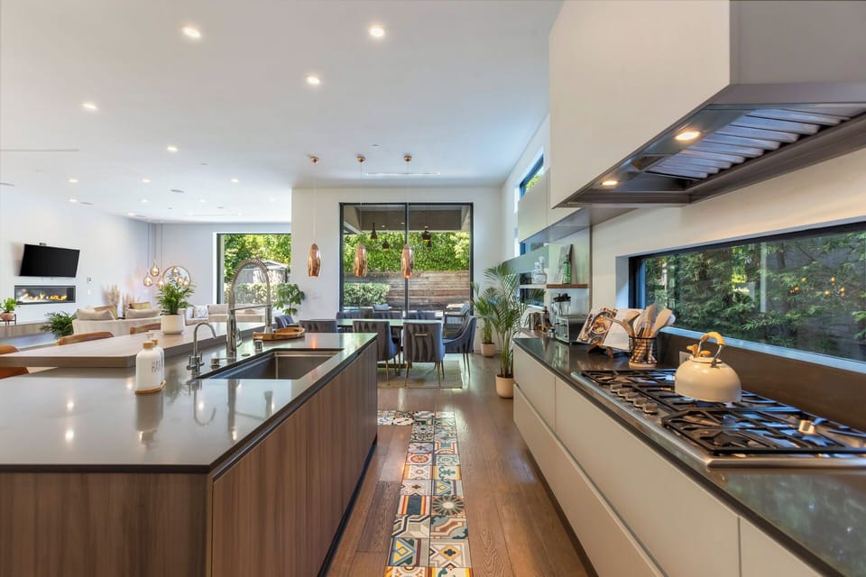 Luxury House, Garden View | Private kitchen | Full-size fridge, microwave, oven, stovetop
