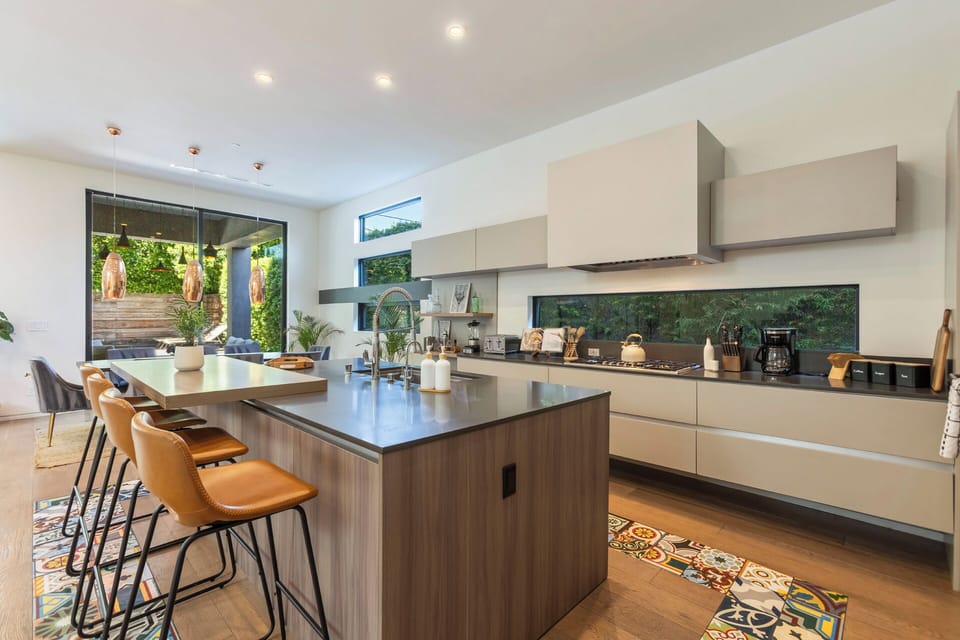 Luxury House, Garden View | Private kitchen | Full-size fridge, microwave, oven, stovetop