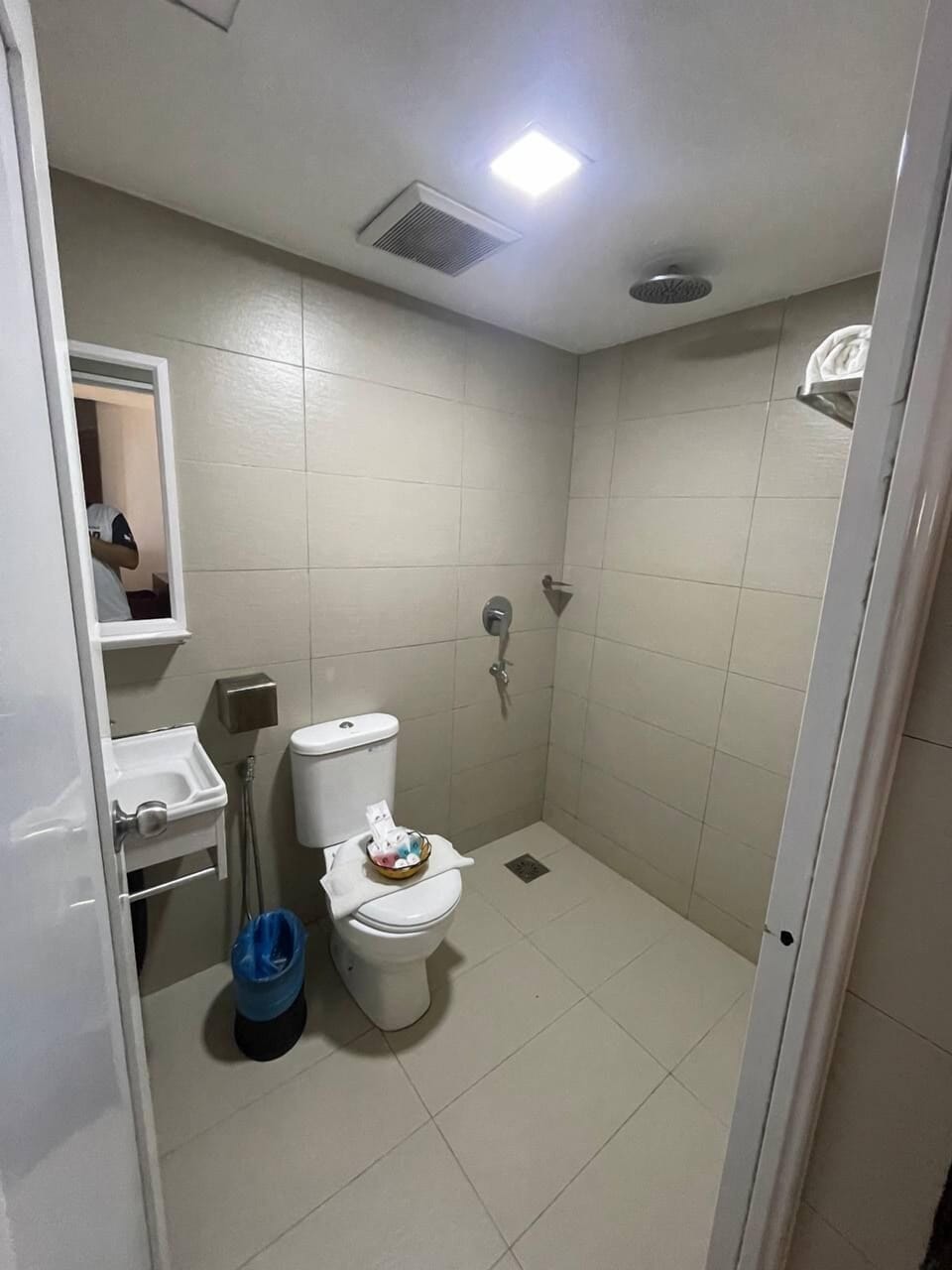 Double Room | Bathroom | Free toiletries, bidet, soap, shampoo